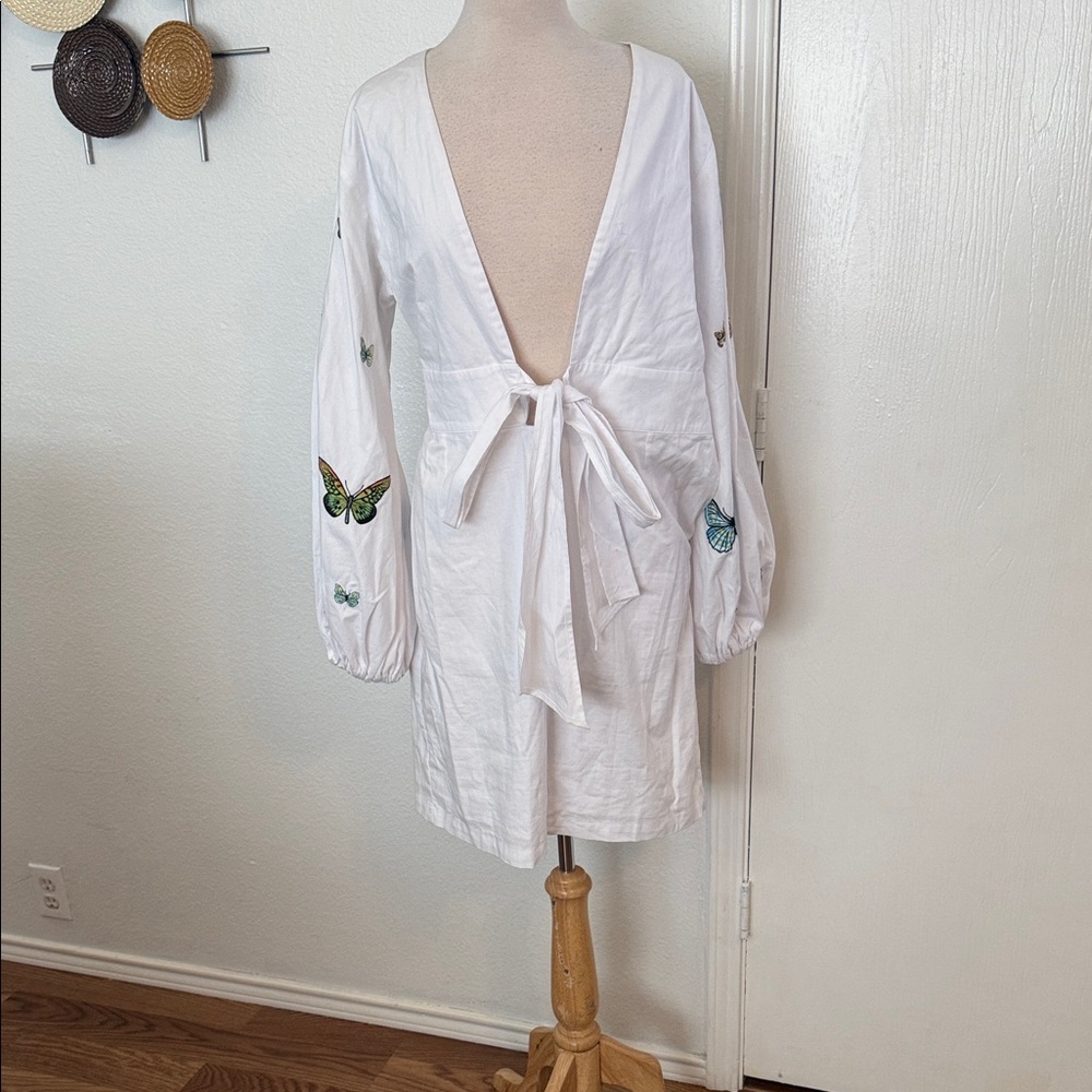 Fanm Mon White Garment with Embroidered Floral Tag On Sleeves